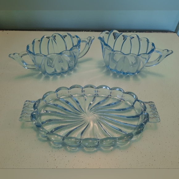 Vintage Light Blue Glass Sugar & Creamer Set w/Under-plate Tray GLOWS - Picture 11 of 14